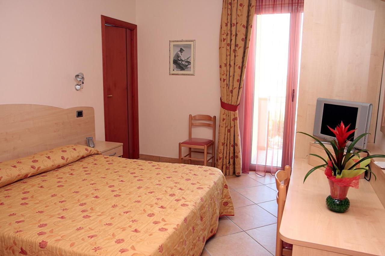 Hotel La Tartaruga Roseto Degli Abruzzi Exteriör bild